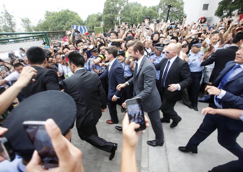 Policija nemoćna, 'pola Kine' navalilo na Beckhama
