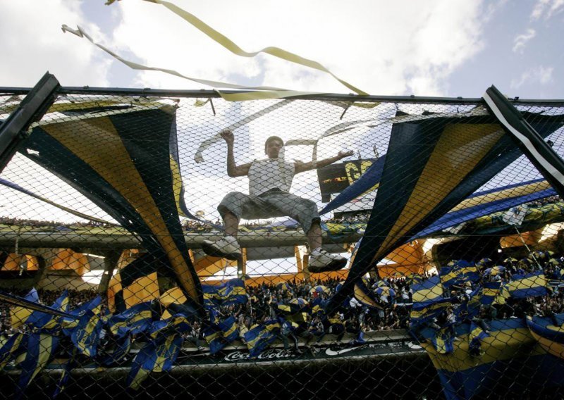 Kaos u Argentini; napadnuti i ozlijeđeni igrači Boca Juniors, utakmica na kraju odgođena