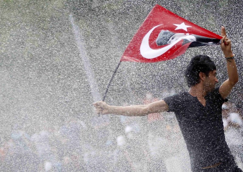 Turska vlast : Tko se probije do Taksima, taj je terorist!