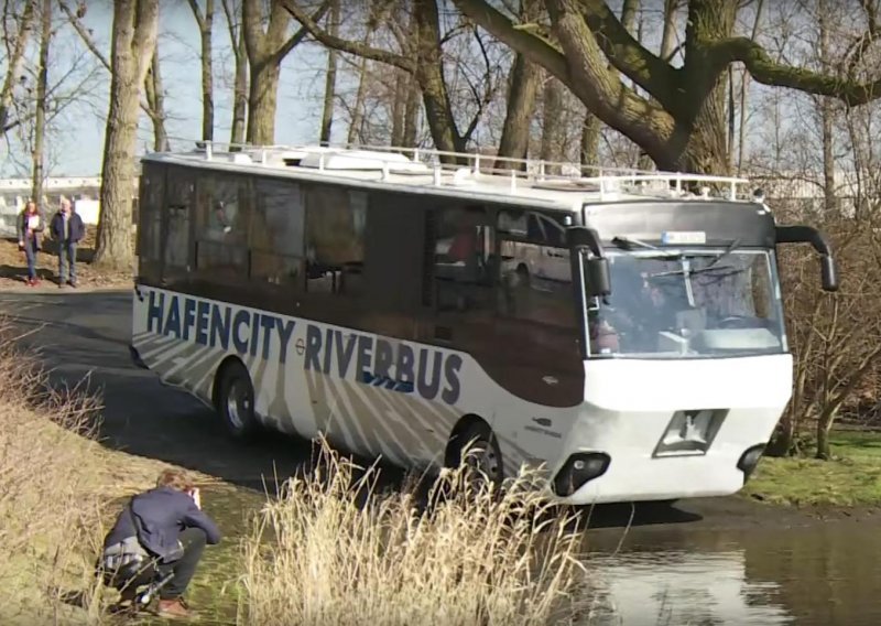 Hamburški autobus ima vozni ali i plovni red