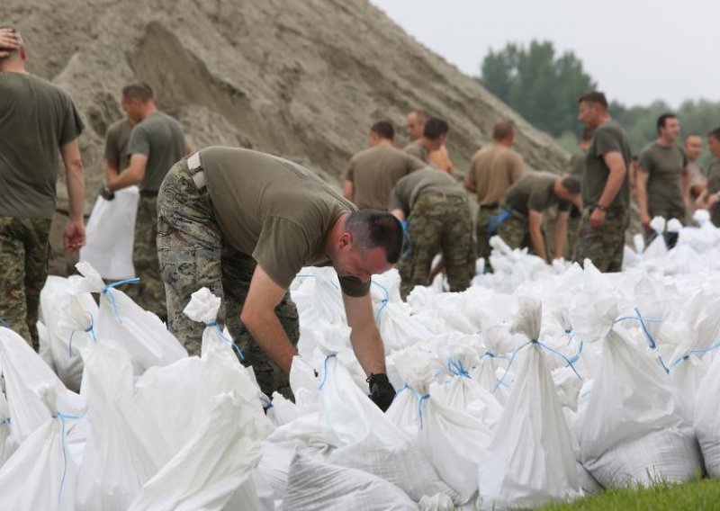 Vojska u akciji: Vreće s pijeskom su napunjene