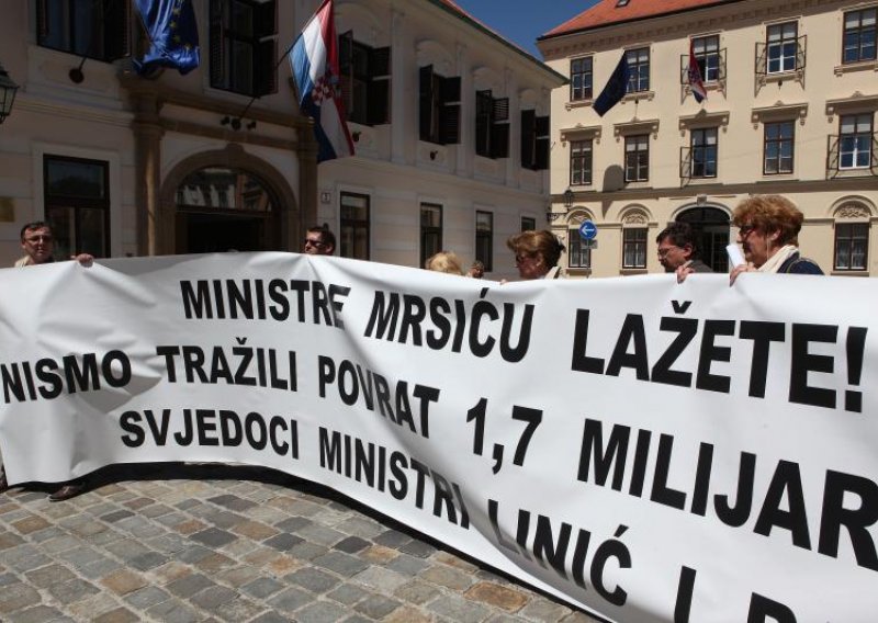 Ribić i kolege razvili transparent pred Vladom