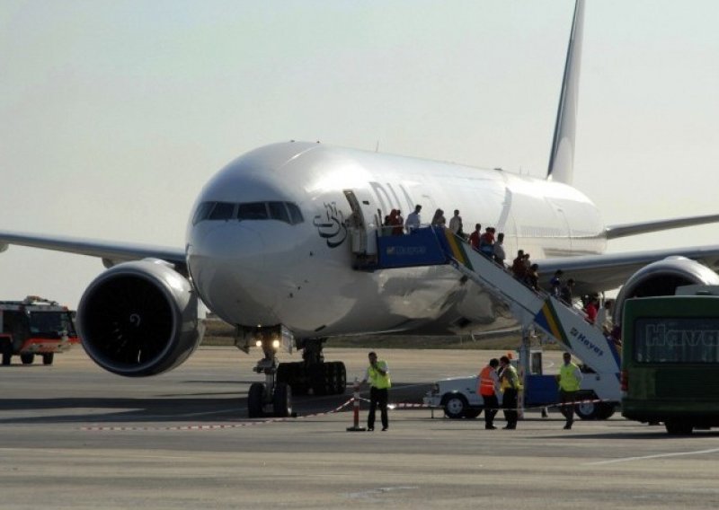 Prizemljen avion iz Pakistana, uhićena dvojica