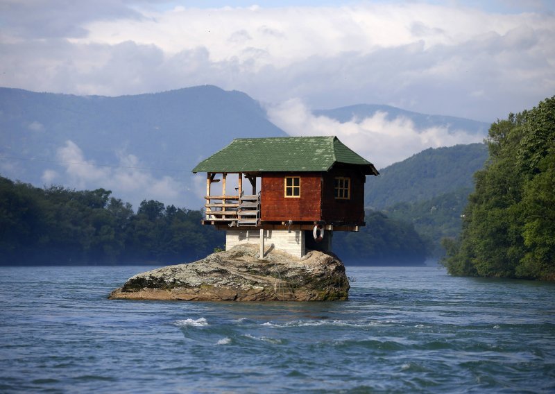 Senzacionalna kuća na kamenu usred rijeke