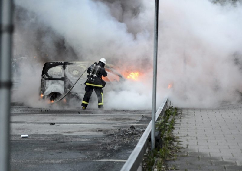 Petu noć prosvjednici pale predgrađe Stockholma