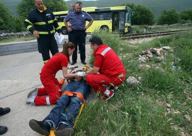 Vlak naletio na bus, osmero ozlijeđenih