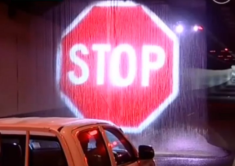 Genijalna signalizacija - znak 'STOP' na vodenoj zavjesi