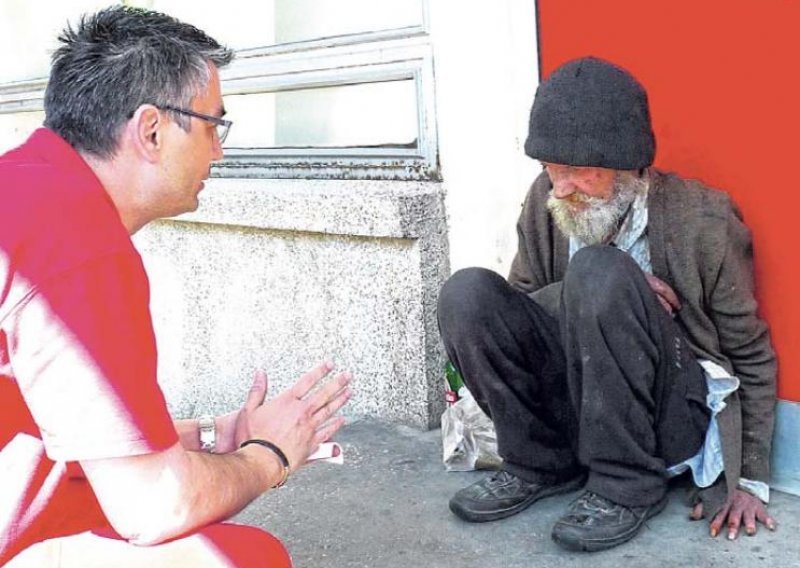 Čovjek umire na ulici, a država gleda