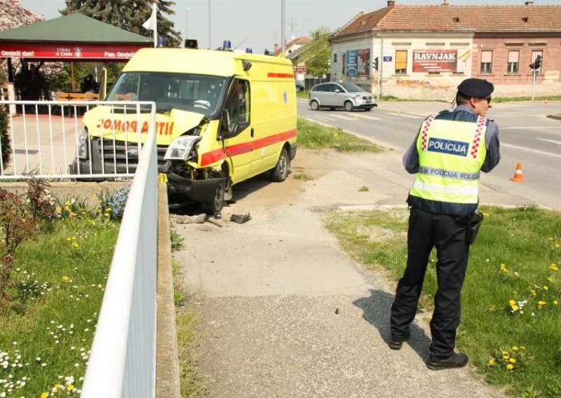 Sudar vozila hitne pomoći i automobila