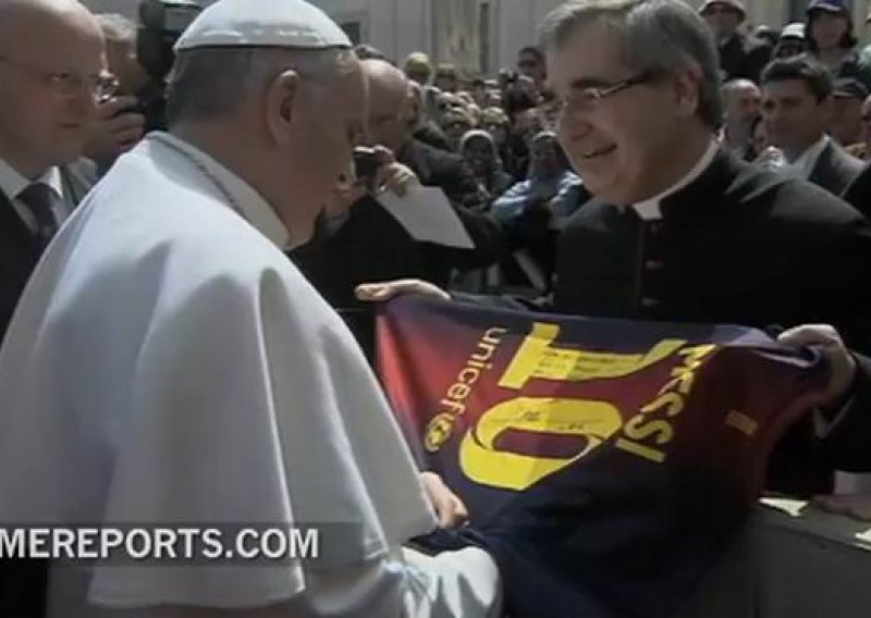 Sada se i papa Franjo može 'šminkati' u Messijevom dresu