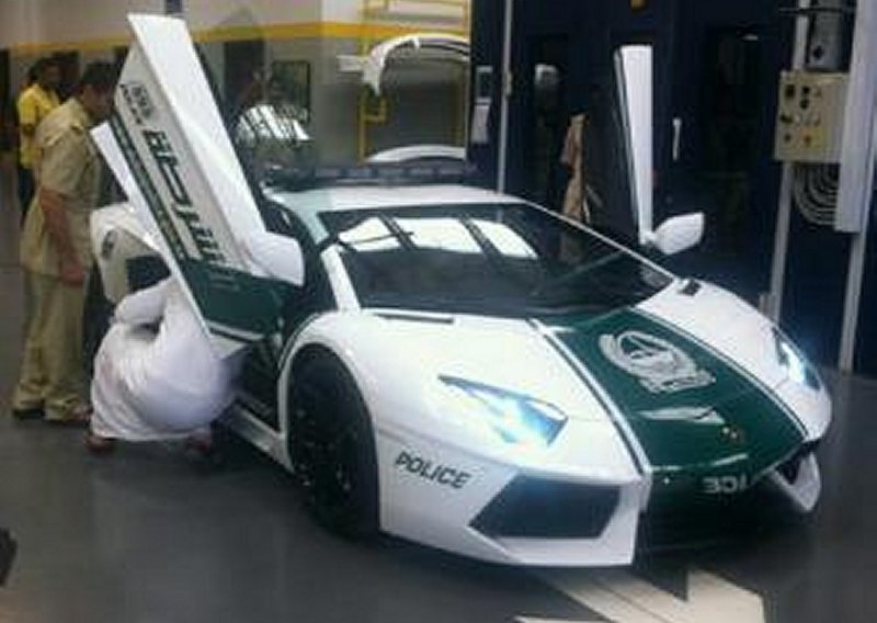 Policija u Dubaiju ima novi auto: Lamborghini Aventador!