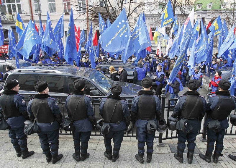 Više tisuća Ukrajinaca i prosvjednoj povorci Kijevom