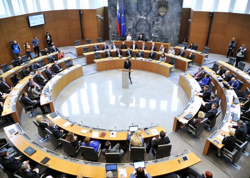 Slovenia ratifies Croatia-EU accession treaty