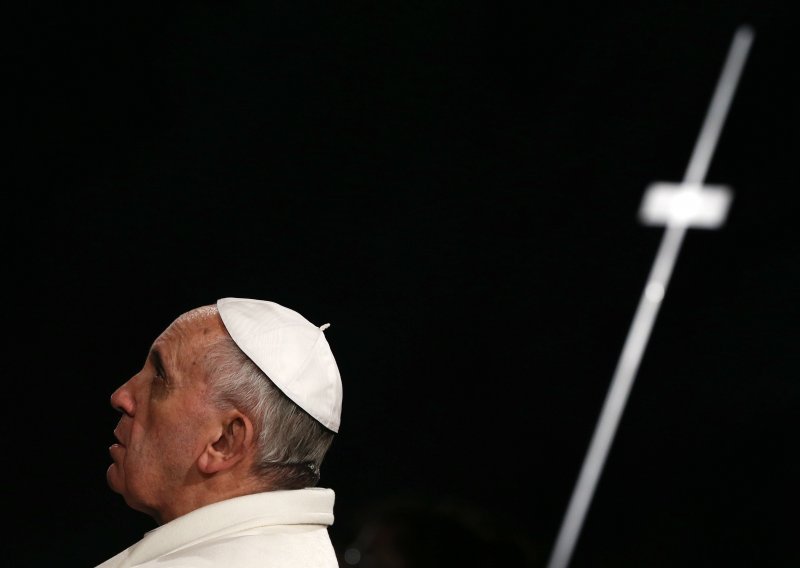 Papa na ulazu u svoj stan stavio znak 'Ne kukajte'