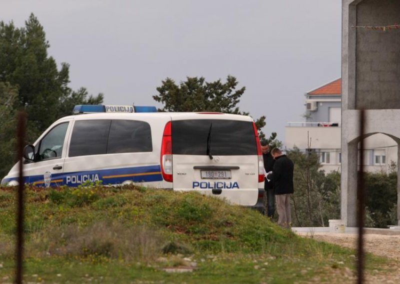 Uhićen mladić koji je tijekom ručka ubio majku i baku