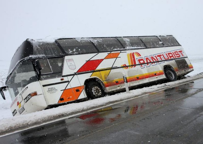 Autobusi sletjeli s ceste, ozlijeđeno osam osoba