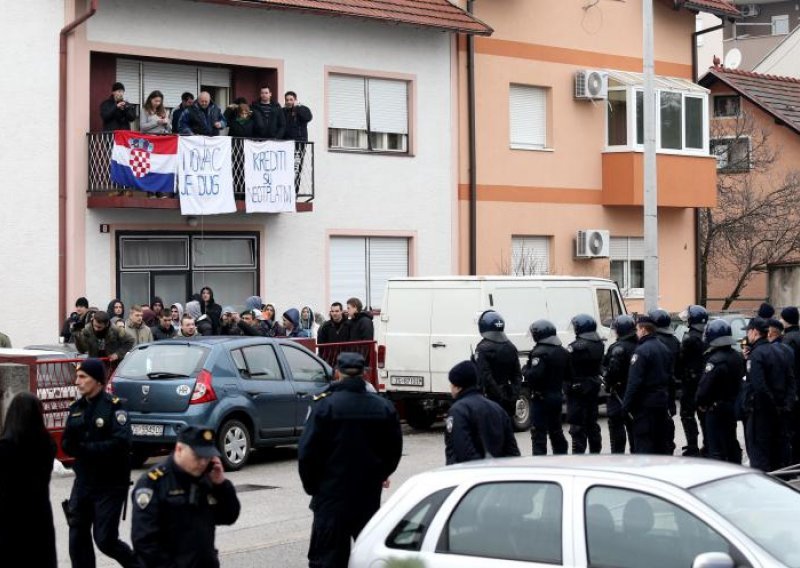 Zbog kredita iz 1995. osmeročlanu obitelj izbacuju na ulicu