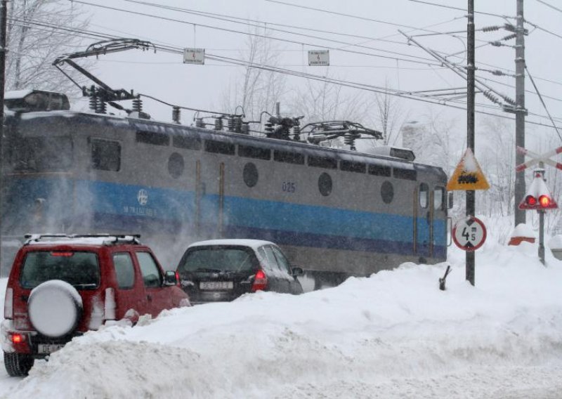 Kod Gomirja zbog snijega iskočila lokomotiva