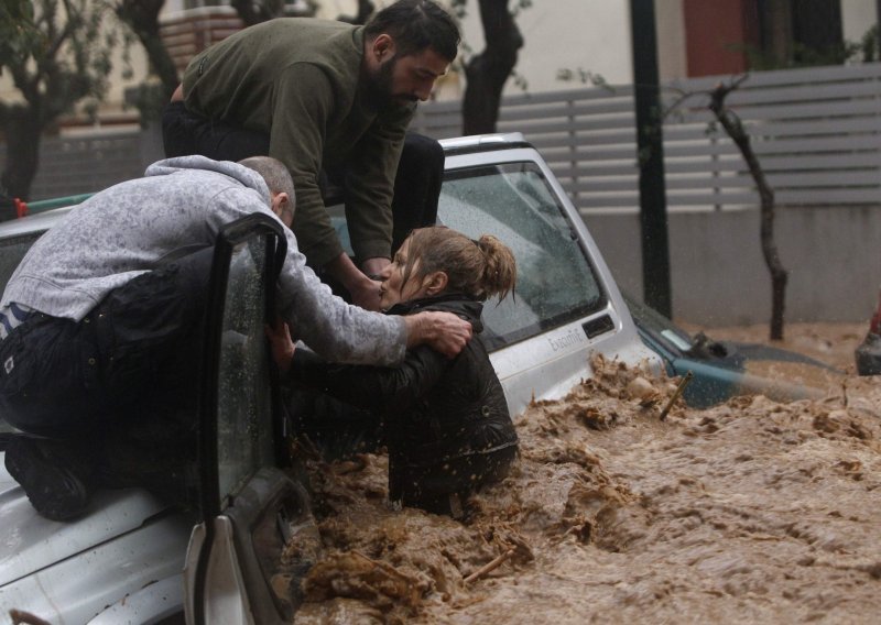 Atena poplavljena, poginula žena
