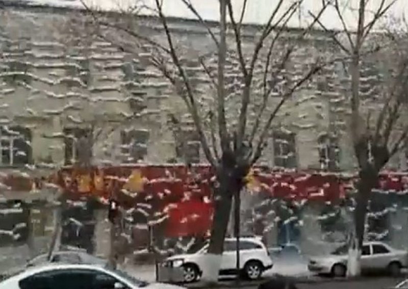 Spektakularno padanje snijega s krovova u Kini