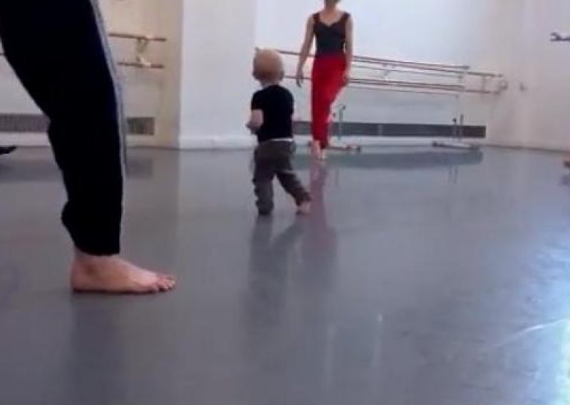 Pogledajte 14-mjesečnjaka koji poučava plesu
