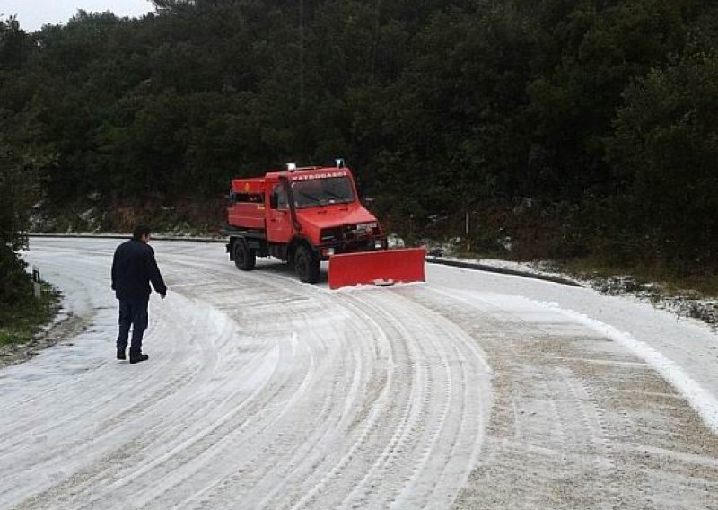 Snijeg na Mljetu, vatrogasci čistili ceste