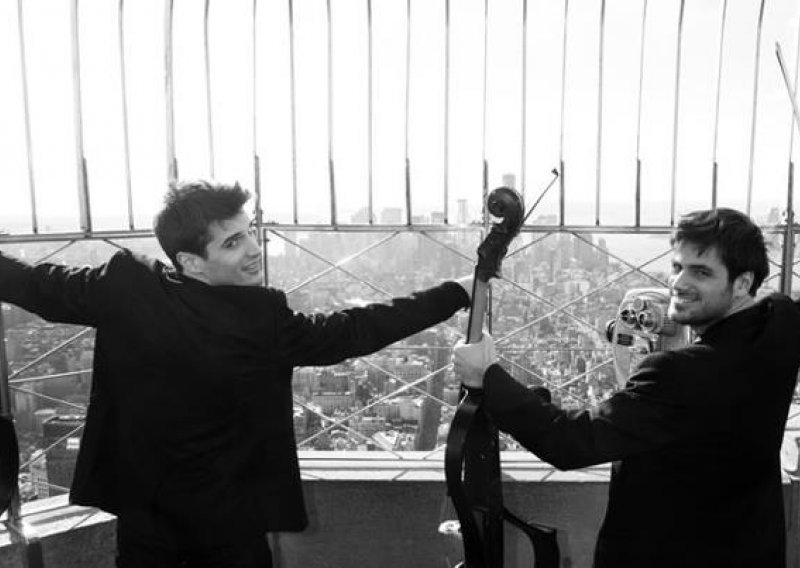 2Cellos zasvirali na vidikovcu Empire State Buildinga