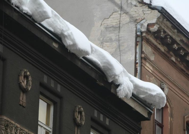 Oprez! S krovova pada snijeg