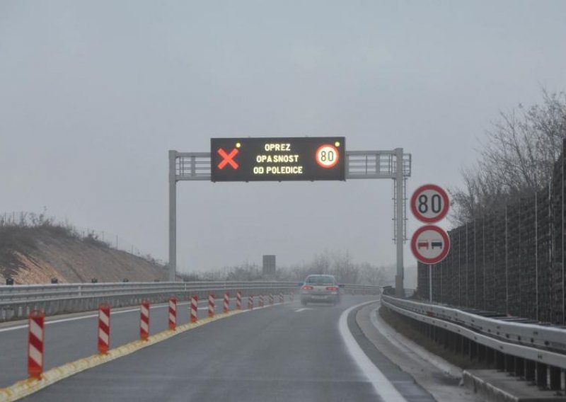 Vozači, oprez! Kolnici mokri i skliski, mogući odroni i poledica