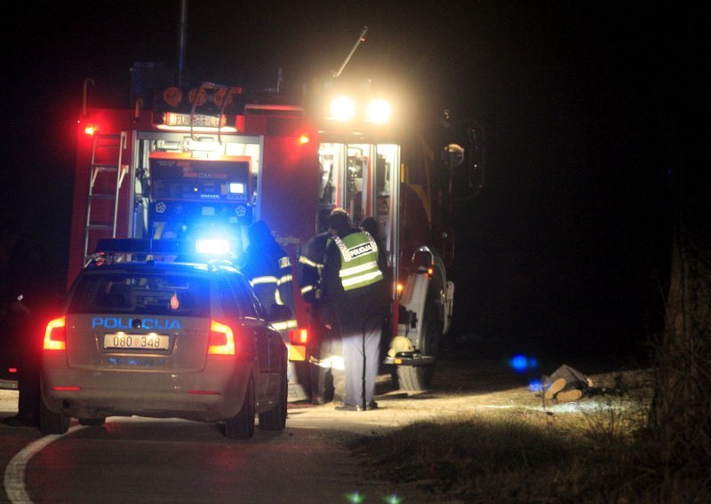 Djevojka poginula u izlijetanju automobila kod Cerovlja