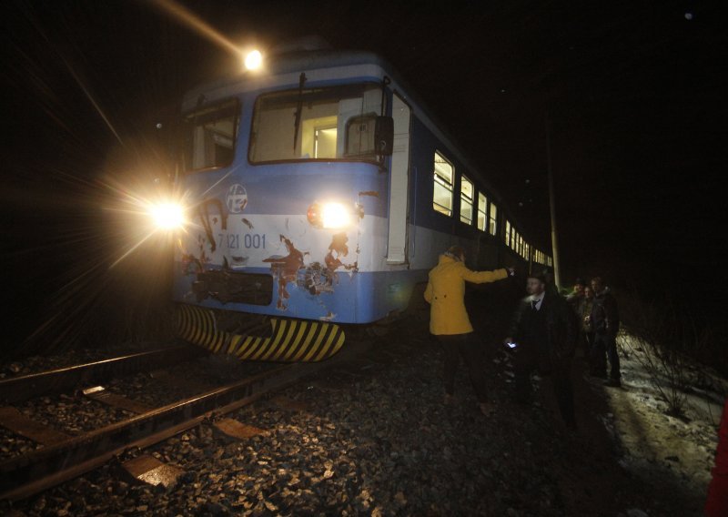 Troje ozlijeđenih u sudaru putničkog i teretnog vlaka