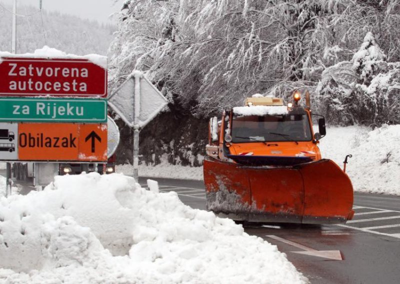 Oprezno na cestama: kiša, snijeg i bura otežavaju promet