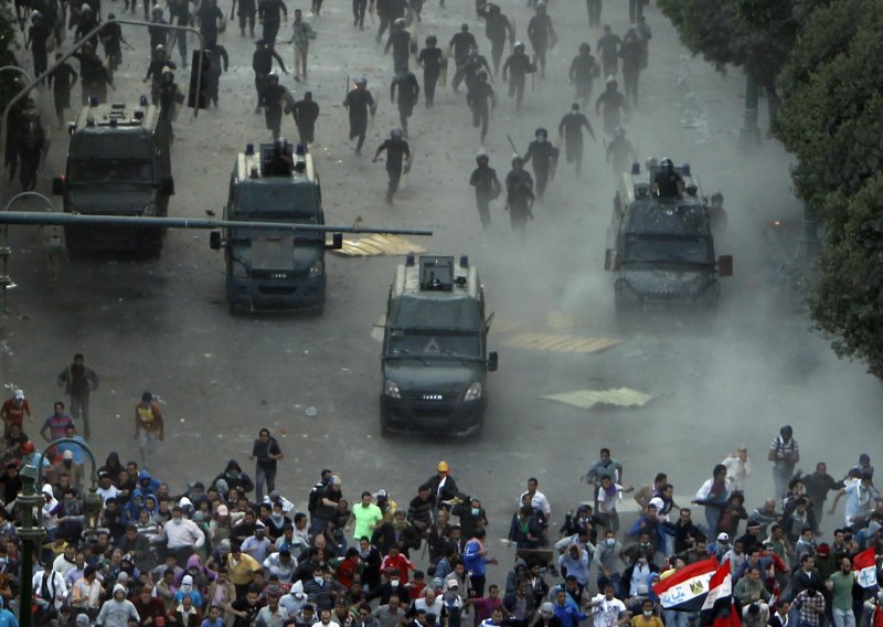 Kairo opet gori, policija krenula na prosvjednike