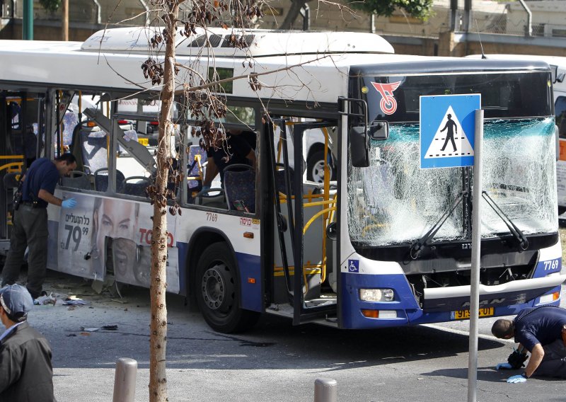 Bombaški napad na autobus u Tel Avivu!