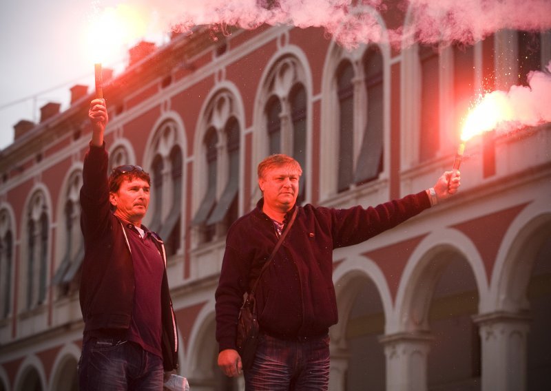 Splićani zapalili bengalke za Sanadera