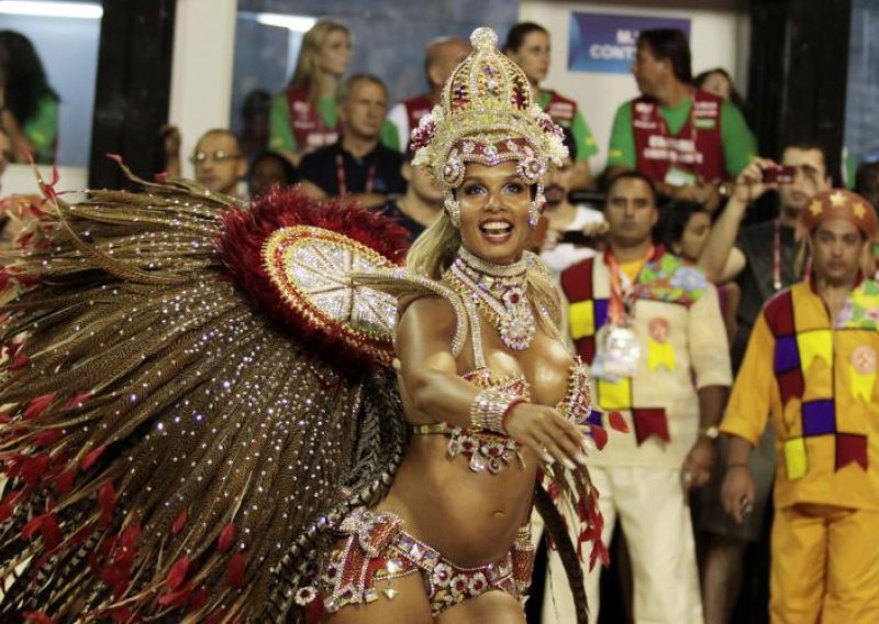 Đoković zaplesao s polugolim Brazilkama