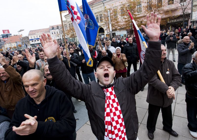 Vikend pun neizvjesnosti započeo velikim 'Happy Endom'