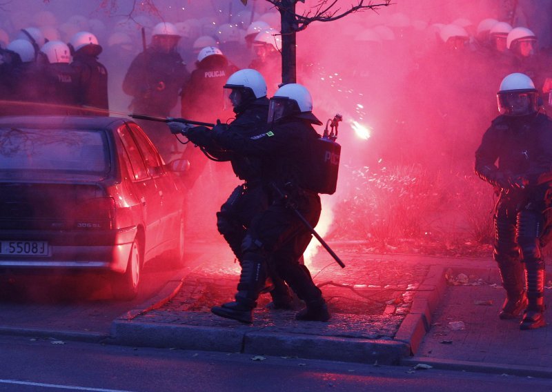 Kaos na ulicama Varšave zbog nasilne desnice