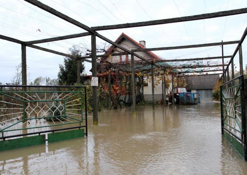 Embankments around Varazdin give way to flood wave
