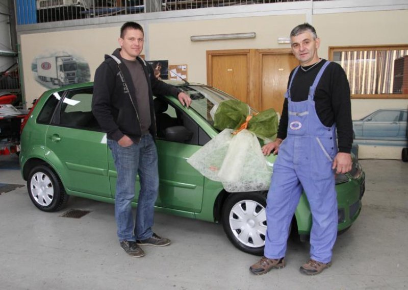 Šef zaposleniku poklonio auto za 10 godina rada