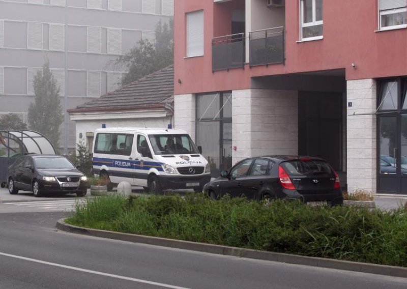 'Ispred Buljevićeva doma je ophodno policijsko vozilo'