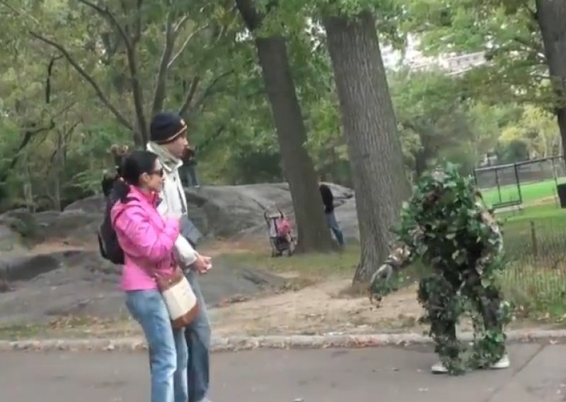 Čovjek-grm terorizirao prolaznike u Central Parku