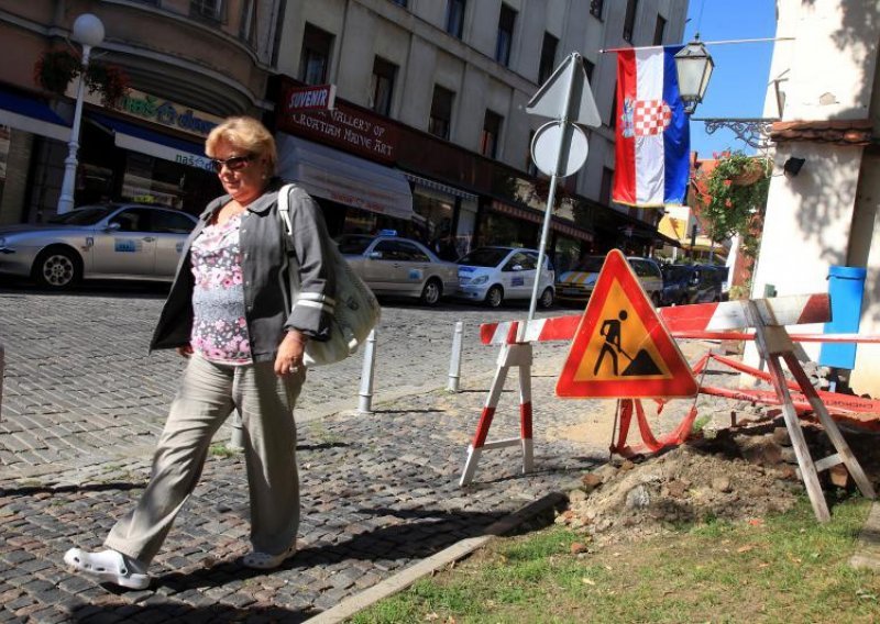 Puknula cijev u centru Zagreba, oštećen kolnik