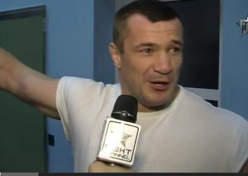 Poslušajte kako Cro Cop priča viceve