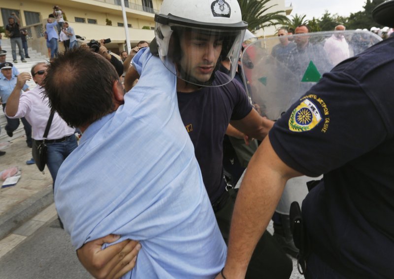 Grčka policija sukobila se sa škveranima