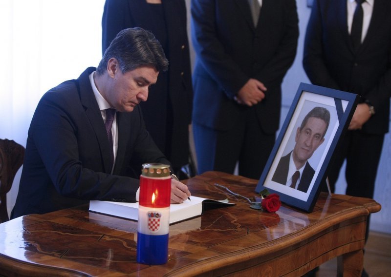 Josipovic, Milanovic sign book of condolence