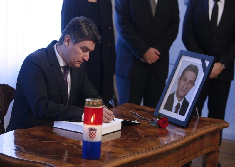 Josipovic, Milanovic sign book of condolence