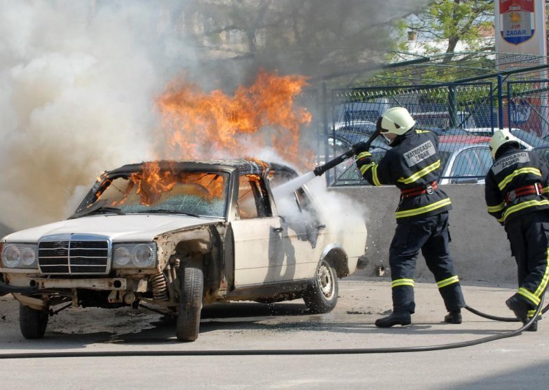 Gorjeli automobili na parkiralištu kod zadarske bolnice