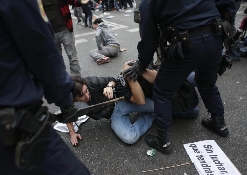 Žestoki sukobi policije i prosvjednika, ima i ranjenih