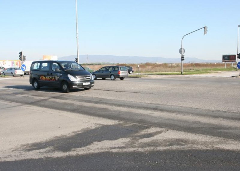 Tri prometne nesreće zbog ulja iz autobusa